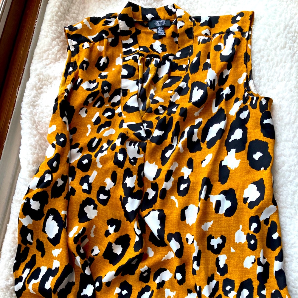 Sleeveless leopard silky shirt.